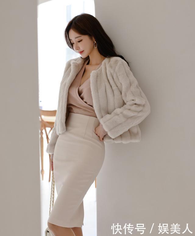 最美孙允珠：竖纹貂绒雅贵外搭，内搭修身丝滑雪纺衫