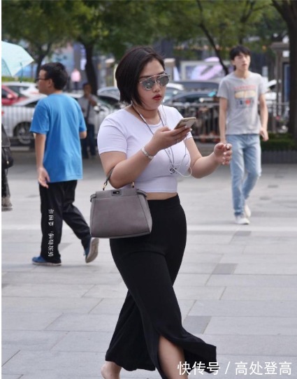 街拍|白色t恤搭配黑色阔腿裤，清爽自然，简单舒适