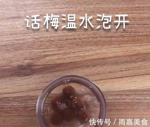 为什么排骨焯水后又腥又柴？看完大厨做法才知道，原来是用错水了