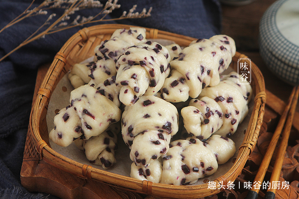 蒸馒头时加紫薯,好吃不腻,营养又低脂,隔三差五吃,肠胃更健康
