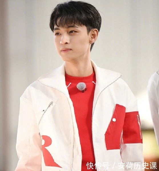 秦霄贤录制综艺，没想到做游戏时裤子掉了！魏大勋手动帮老秦挡脸