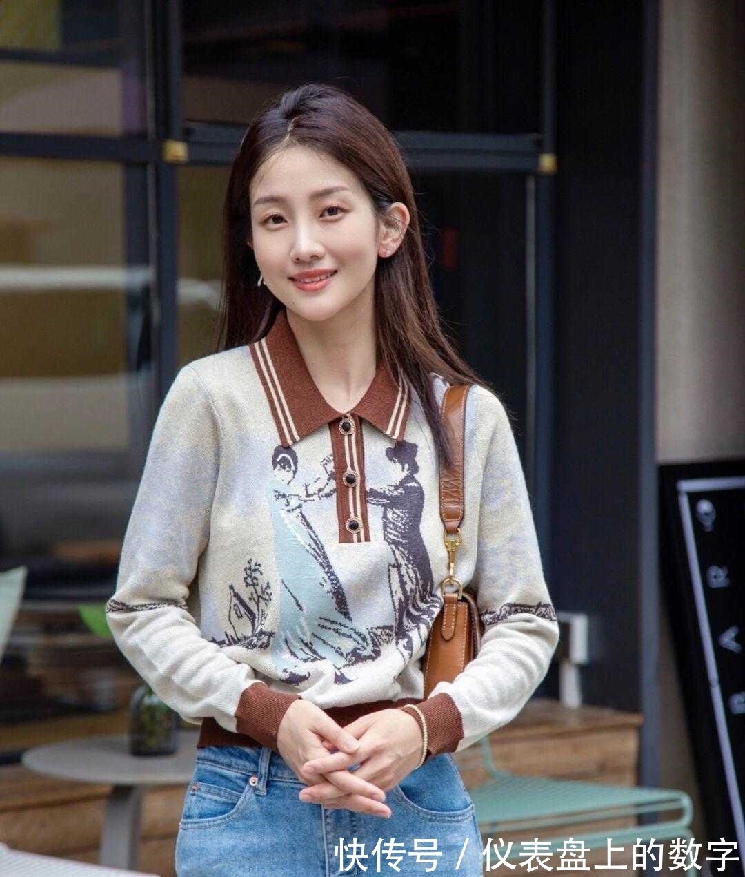 针织上衣 这才是30+女人该有的打扮针织上衣搭配牛仔喇叭裤,时髦又舒适