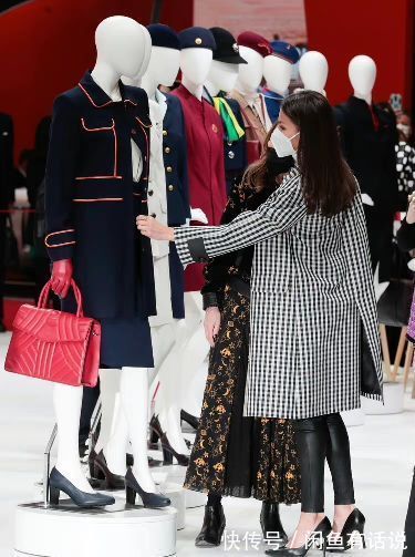 王后 西班牙王后头发白了不少,穿格纹大衣气质依旧高级,从容老去真美