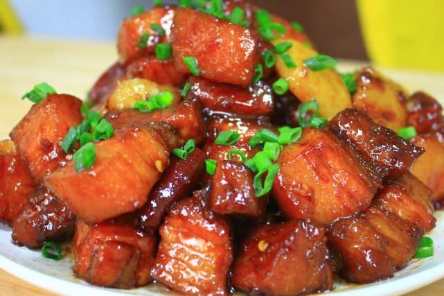 饭店的红烧肉为啥好吃？原来做法有讲究，掌握3个关键，肉香不腻