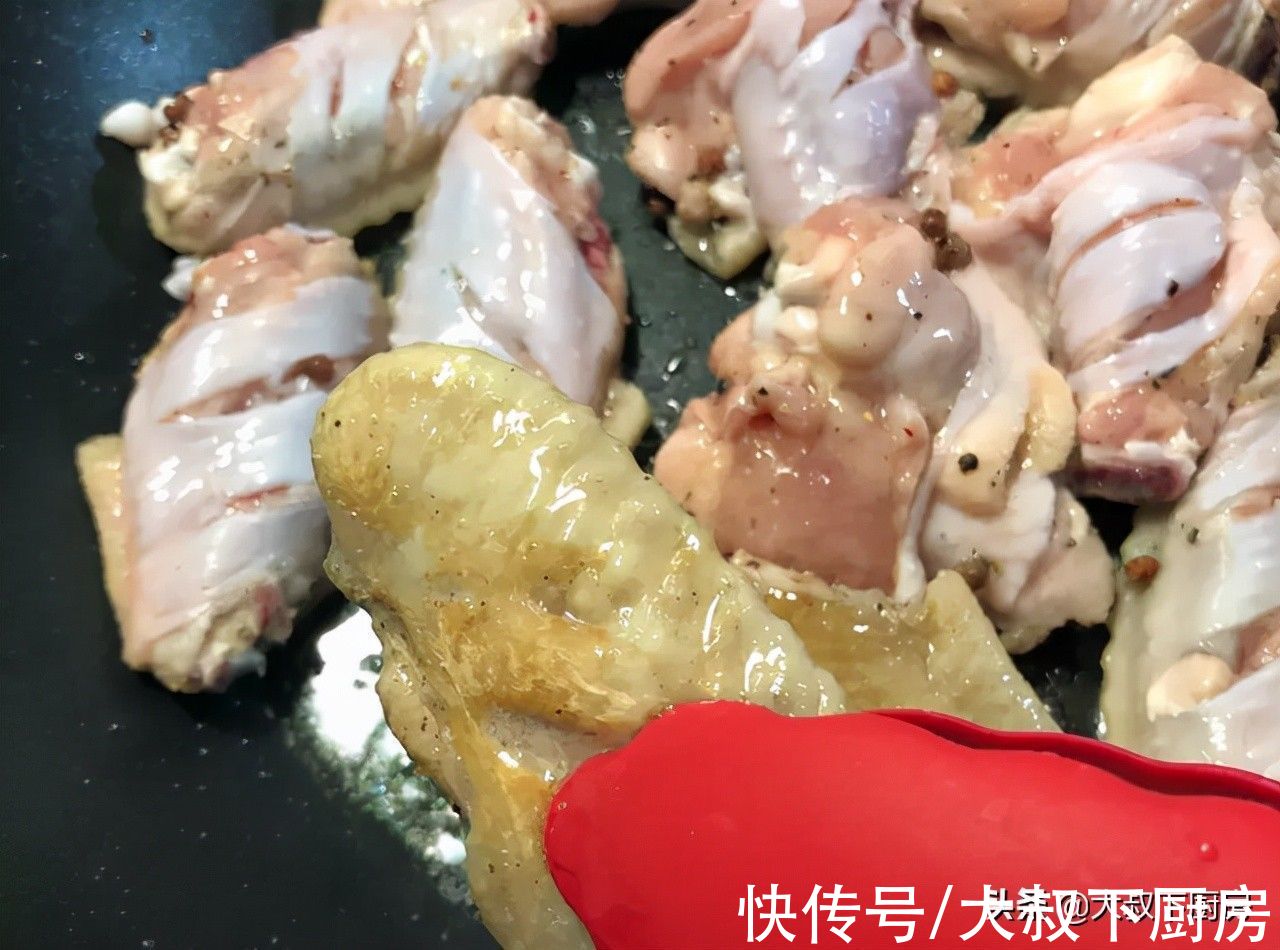 不油炸却超好吃！大叔教你椒盐鸡翅，咸香酥脆，做法也非常简单