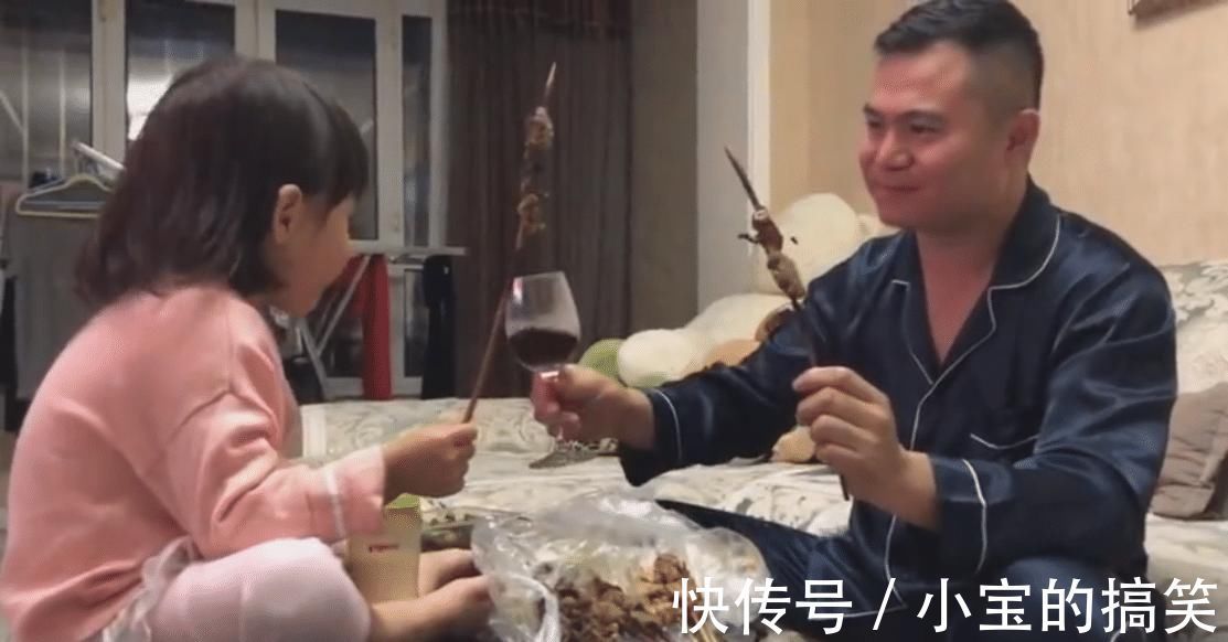 爸爸|“超懂得享受奶爸”跟娃吃饭走红网络,网友:具有仪式感的碰杯!