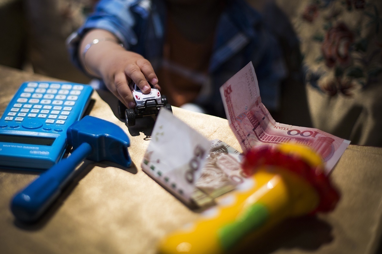 家人们|1岁宝宝抓周,毫不犹豫拿起这件东西不撒手,奶奶直呼:完了