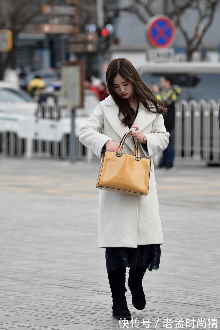 修身牛仔裤|街拍:美女米白色大衣,非常修身的搭配,简单又个性!