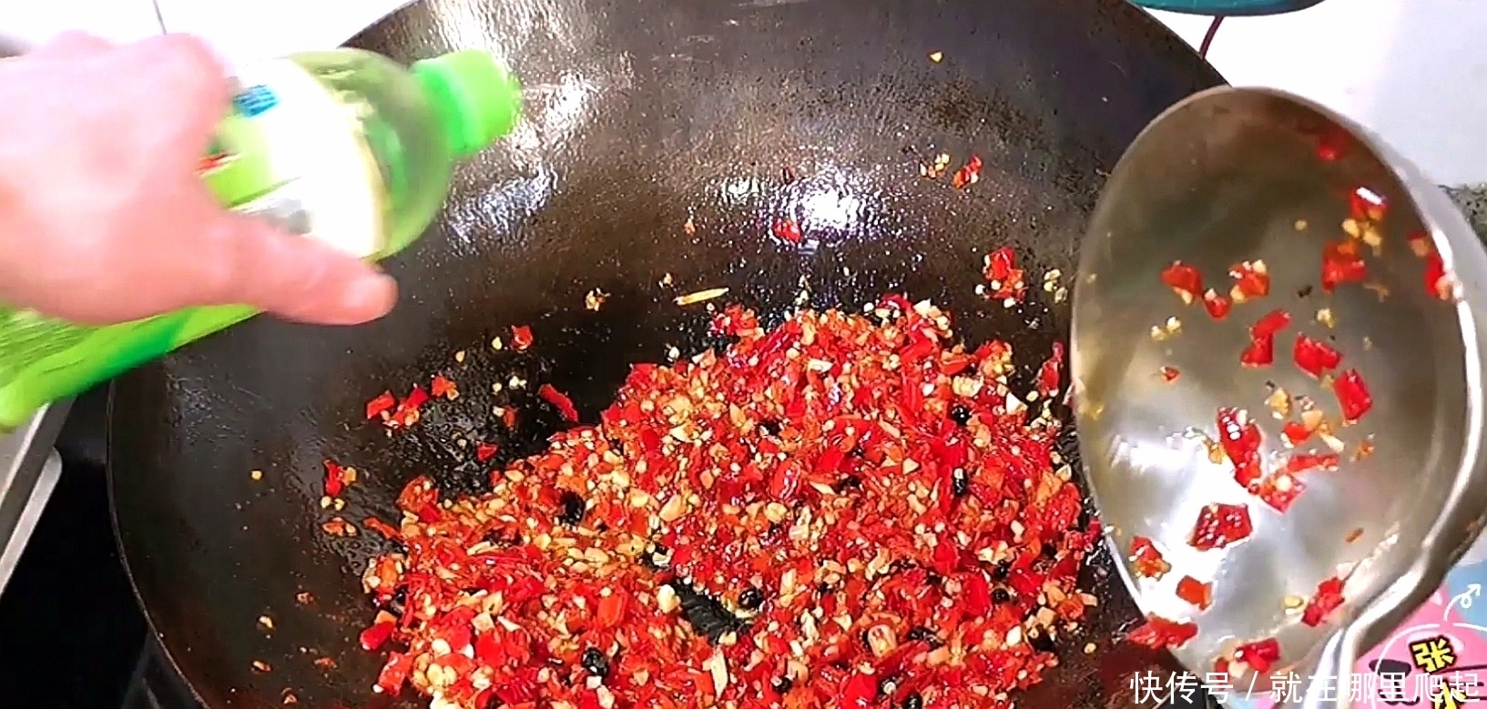 正宗“剁椒鱼头”做法,步骤讲解很详细,味道太完美