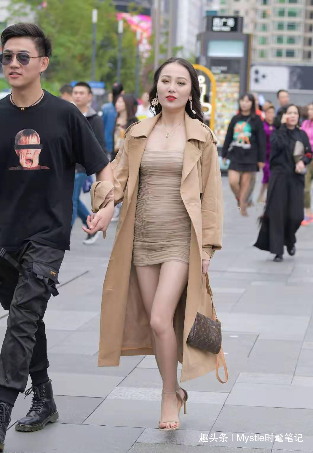 女人味|秋冬最有女人味的穿搭，连衣短裙+风衣外套，穿搭起来简单又好看