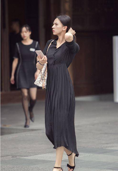 街拍：秋水伊人的美女，短款背心配白色短裤，尽显纤细美腿