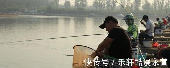 湖北一河道成天然黑坑,成百上千的钓友蜂拥而至,钓王邓刚也来了