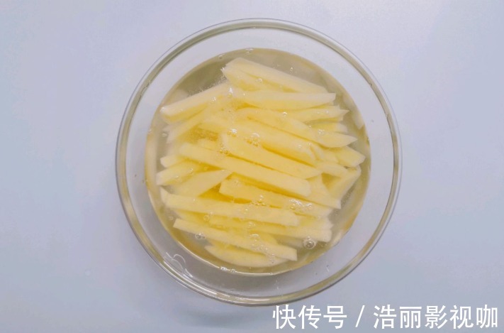 炸制|炸薯条时,裹面粉直接炸就错了,教您正确做法,薯条又香又脆