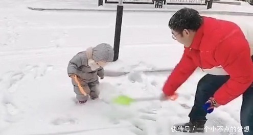 铲子|奶爸“以大欺小”式带娃玩雪火了,娃这个糟老头子坏得很