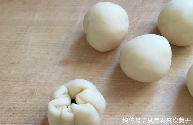 油炸糕总破皮？3个窍门要牢记，油炸糕个个鼓大泡，香酥软又嫩