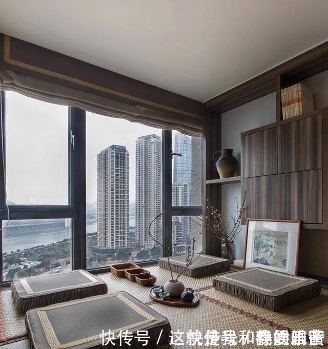 榻榻米|客厅沙发怎么买U型太老土,聪明人家里这样摆,时尚省空间