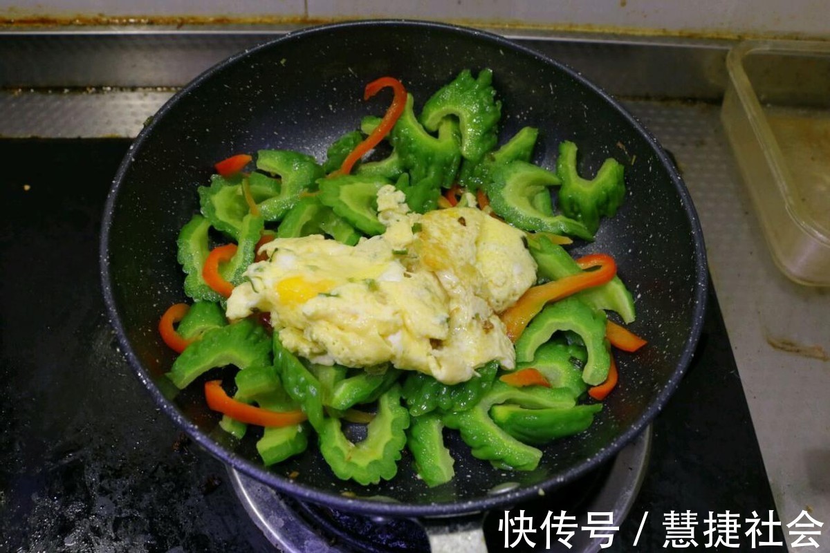君子菜|苦瓜和鸡蛋红椒一起炒，处理好一点也不苦，小孩也爱吃