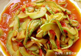  可口|西红柿炒角瓜。酸甜可口，开胃下饭，简单易做，大人小孩都爱吃