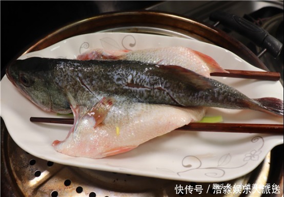味道|做清蒸鱼时,放生抽还是放蒸鱼豉油都不对!大厨教你正确做法