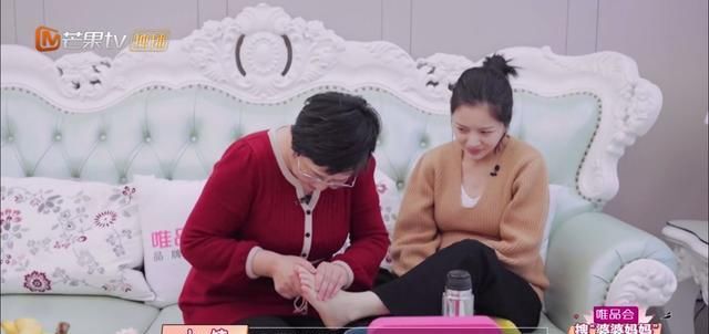 杜淳给王灿测血糖，王灿因害怕十分抗拒，杜淳小姨的做法让人泪目