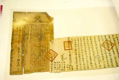 惊动|农村老太破屋翻出1黄纸，惊动中央，首长连问：您父亲是？