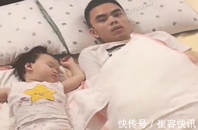 幼儿园|妈妈让爸爸哄女儿睡觉,做完家务回来,推开房门踢了爸爸一脚