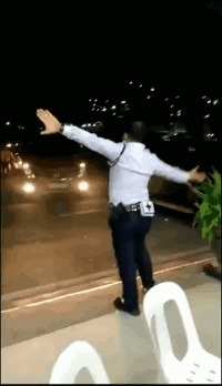 |搞笑GIF:据说刚化完妆的女生都是这样换衣服的