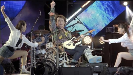 他是搖滾教父,出道30年與妻子丁克17年,52歲坐輪椅演唱