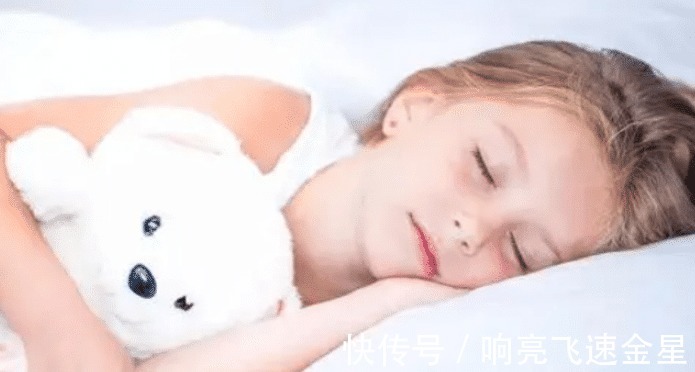 睡着|孩子们睡着之后,如果有这样表现,父母就不用担心大脑发育了!