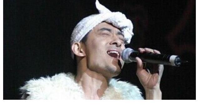 一夜成名冒充“草根”多年，韓紅怒拍桌子當(dāng)場揭穿，一糊到底！