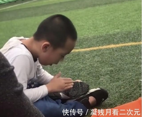 小学生|小学生擦耐克鞋，姿势一看就是老司机，网友：你该穿AJ的