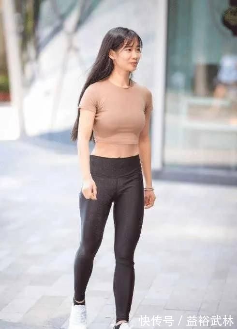 高跟鞋 宽胯的打底裤美女，巧妙的避免了“大象腿”的尴尬