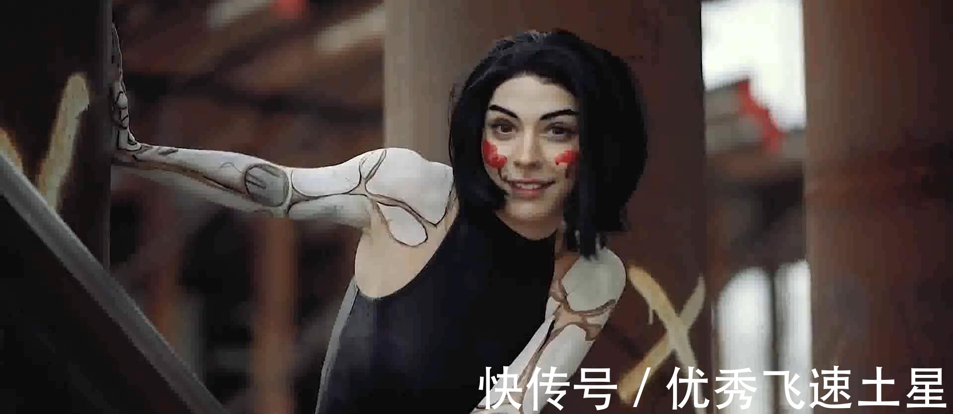 凹凸有致|动漫展览上,coser穿紧身皮衣固然凹凸有致,但排矢气时却很尴尬