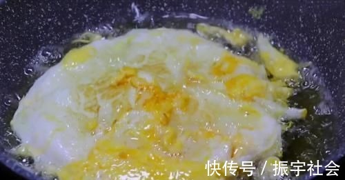 把鸡蛋整个倒进油锅里，瞬间变美食，许多人一直没有吃过，真解馋