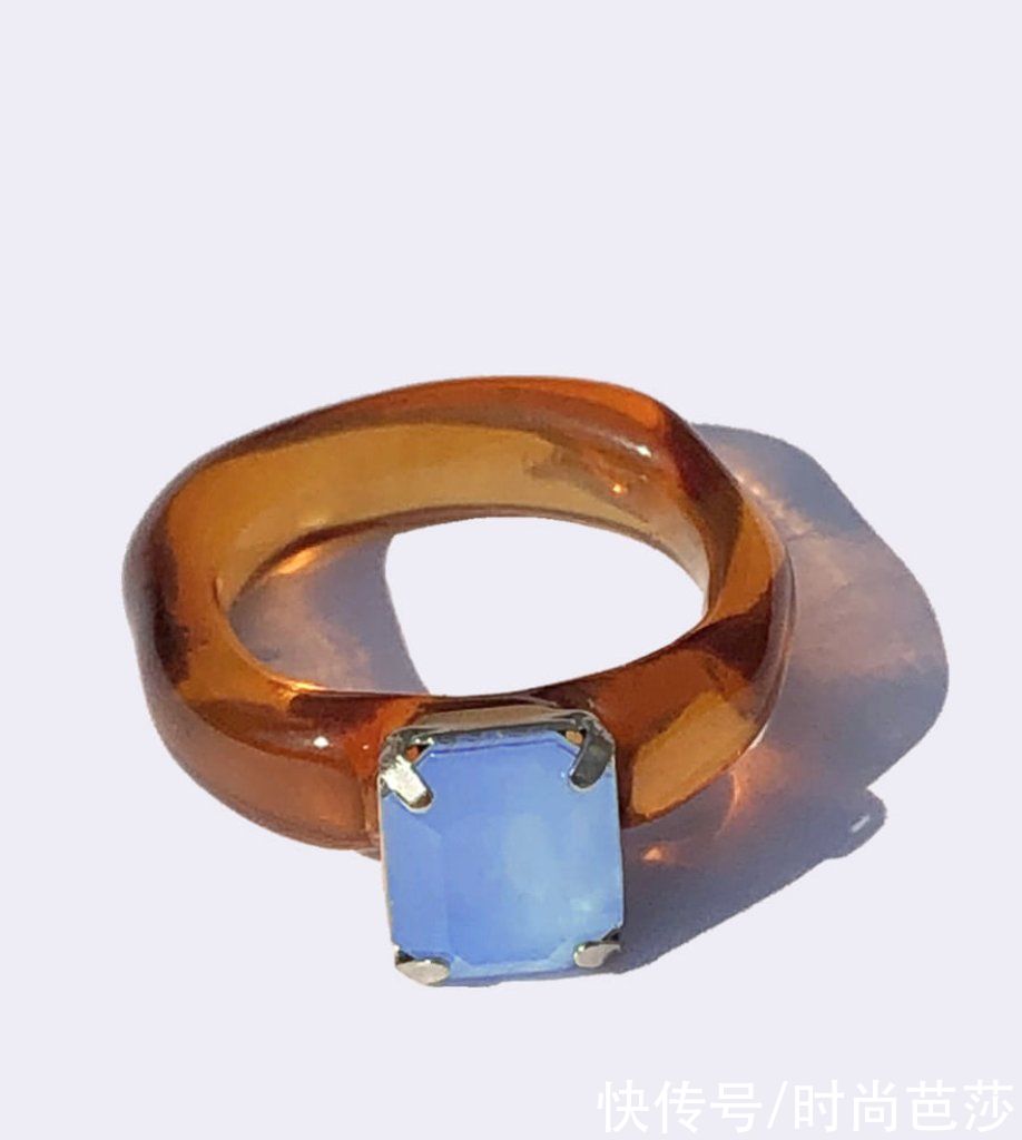 看到Jennie晒手上的戒指，终于找到原因了