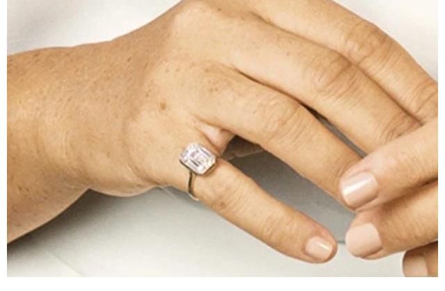 手表|梅根登《时代》封面，首饰价值近300万，包括戴安娜的卡地亚手表