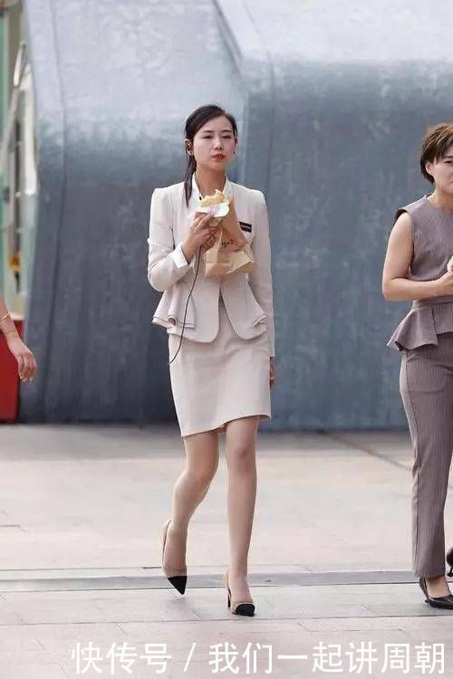 小姐姐|街拍美女脚上一双气质的高跟凉鞋，整体的搭配优雅又气质