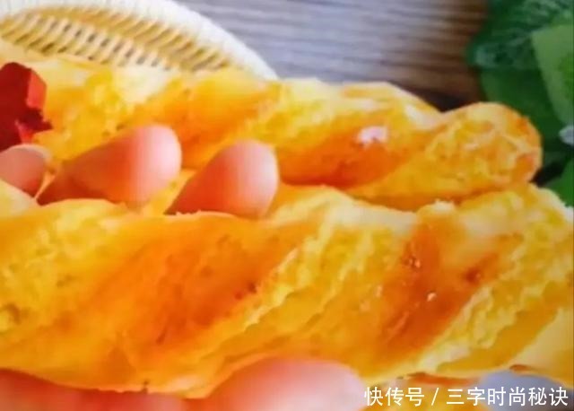 教你做奶香浓郁的奶香椰蓉棒,清香可口,比面包店的好吃!