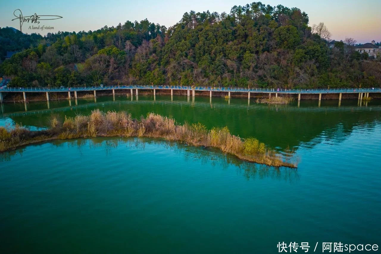 天下风物——《【骑行在这条有42公里长的环湖绿道,湖光潋滟尽在眼前,太漂亮了】诗韵咏合》风光题照_白云居士风物_新浪博客
