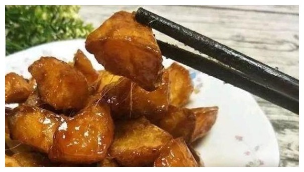 做拔丝地瓜时，切记不可直接下锅炸！厨师教你多1步，拔丝又酥脆