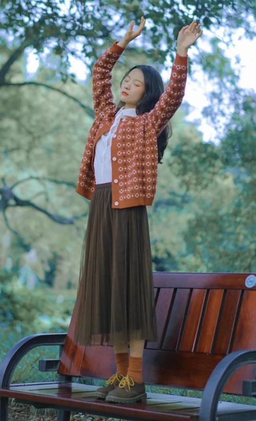 2021早春建议大家多穿“奶奶衫”，时髦优雅又气质，怎么搭都好看