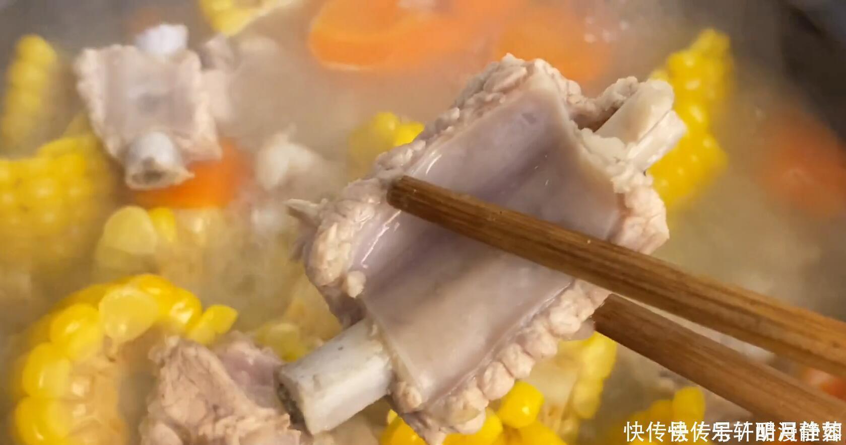 肉质|排骨直接焯水就错了,大厨教你正确做法,肉质软嫩入味,不腥不柴