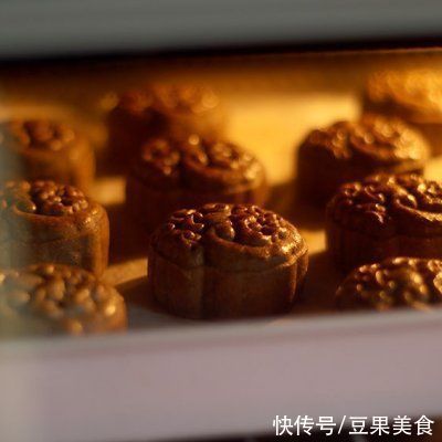 香辣黑芝麻月饼|香辣黑芝麻月饼，分享一个好用的月饼皮配方