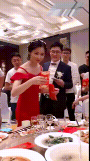 |搞笑GIF：保安很好笑吗？我最鄙视的就是你这种不捐款还在那里哈哈大笑的人