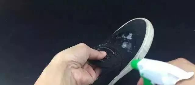 运动鞋千万别用清水洗，教您一招，鞋子干净不变形，省时又省力