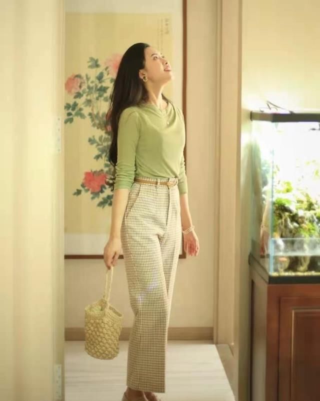 高级的淑女风：上衣+裤装，优雅时髦显气质，时尚达人亲身演绎