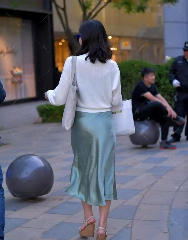 真丝面料连衣裙，搭配针织毛衣，精致又上档次