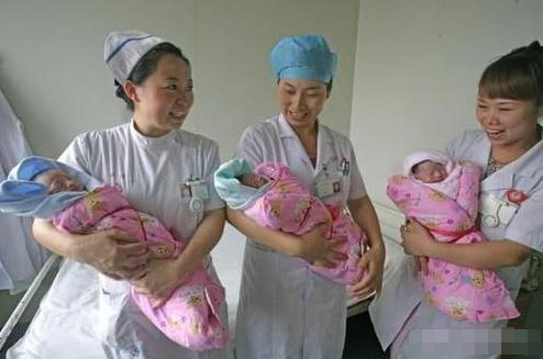 付柯炳|爸爸姓“付”,妈妈姓“柯”,给娃上户口,民警:这名酒后取的?