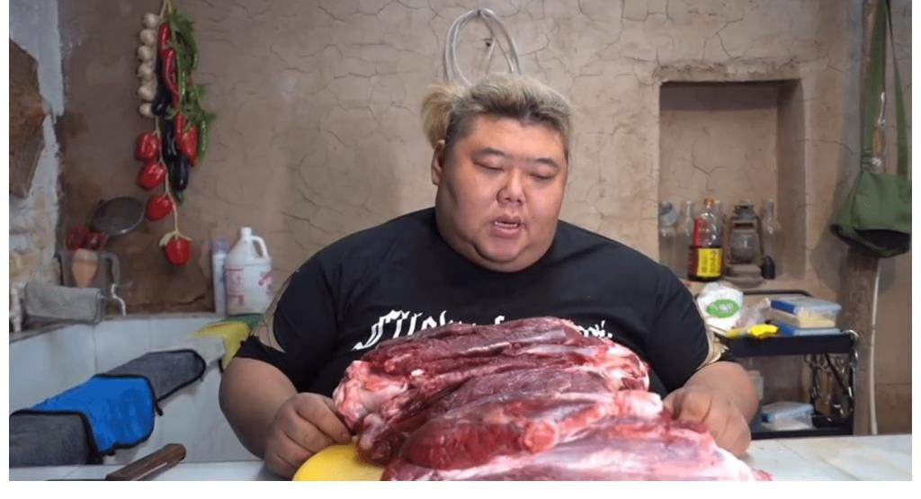 600斤負(fù)擔(dān)太重！胖猴仔做飯昏睡，切蔥都沒力氣，朋友還喊他吃肉