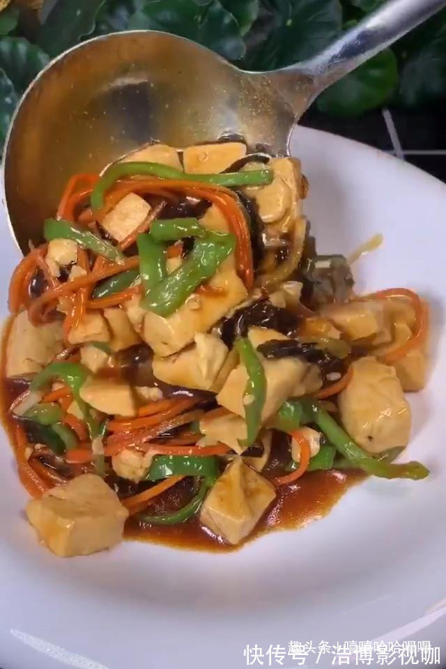 豆腐家常做法之萝卜青椒烩豆腐,色泽艳丽,营养开胃!